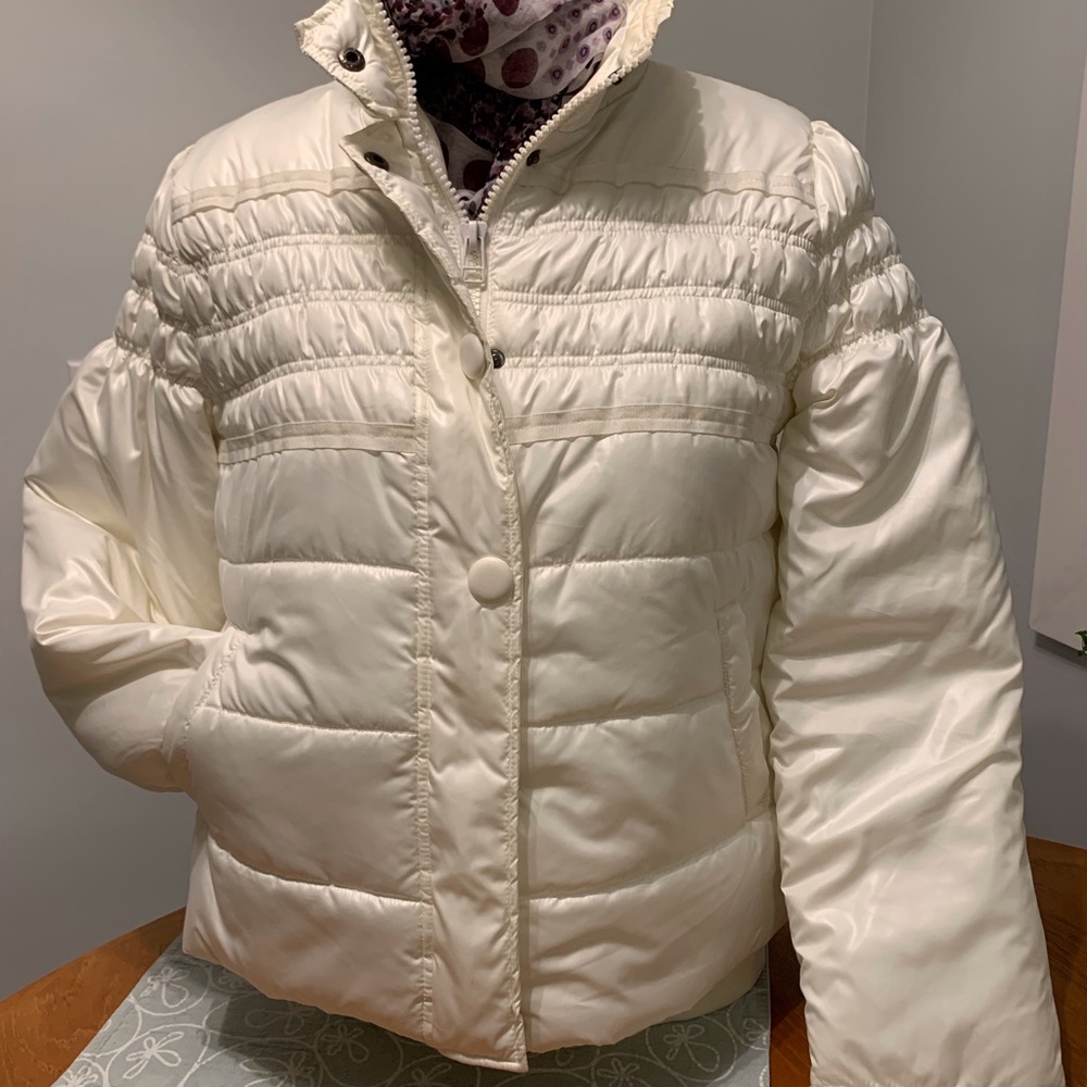 Beautiful cream lightweight snow ski jacket. Ladies large. NWOT